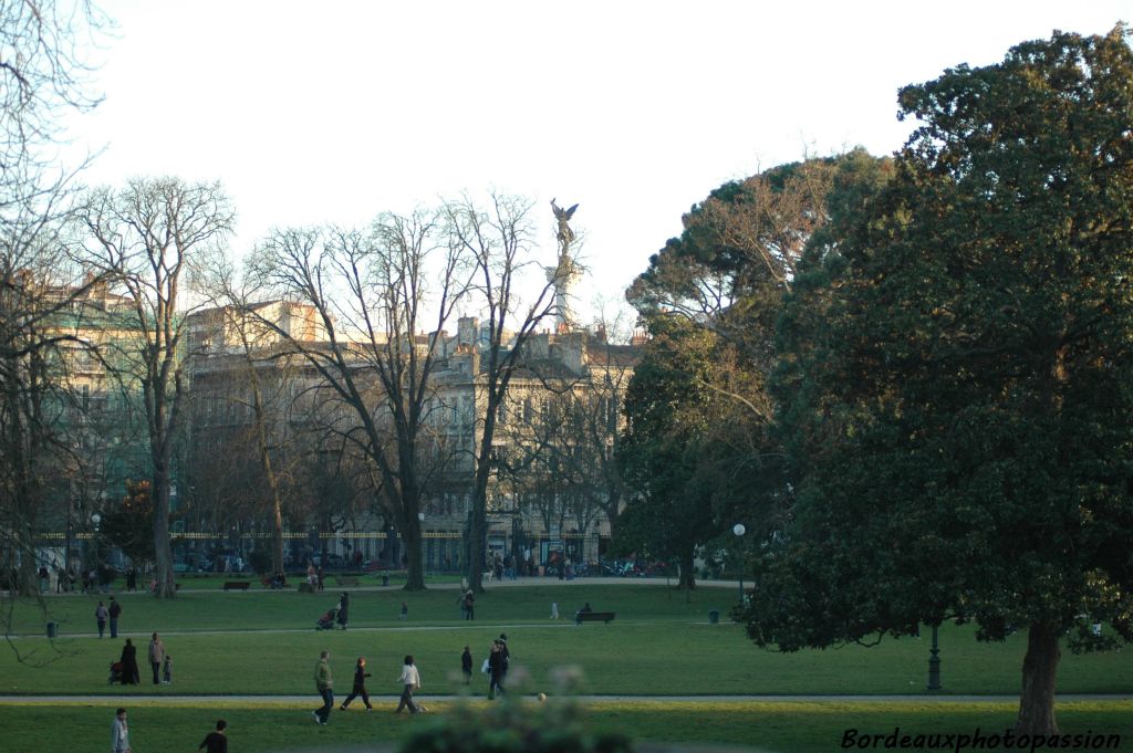 C'est au 19e siècle que le jardin retrouve sa fonction première. Il sera "à l'anglaise" et de la géométrie initiale il passera à l'irrégularité des bosquets et des allées que nous pouvons voir de nos jours..