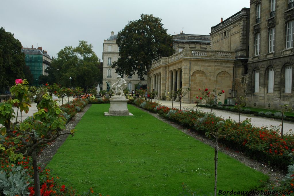 Entre 1752 et 1758 furent ajoutées des terrasses à colonnades pour accueillir les promeneurs par temps de pluie. Le péristyle héberge actuellement un salon de thé.