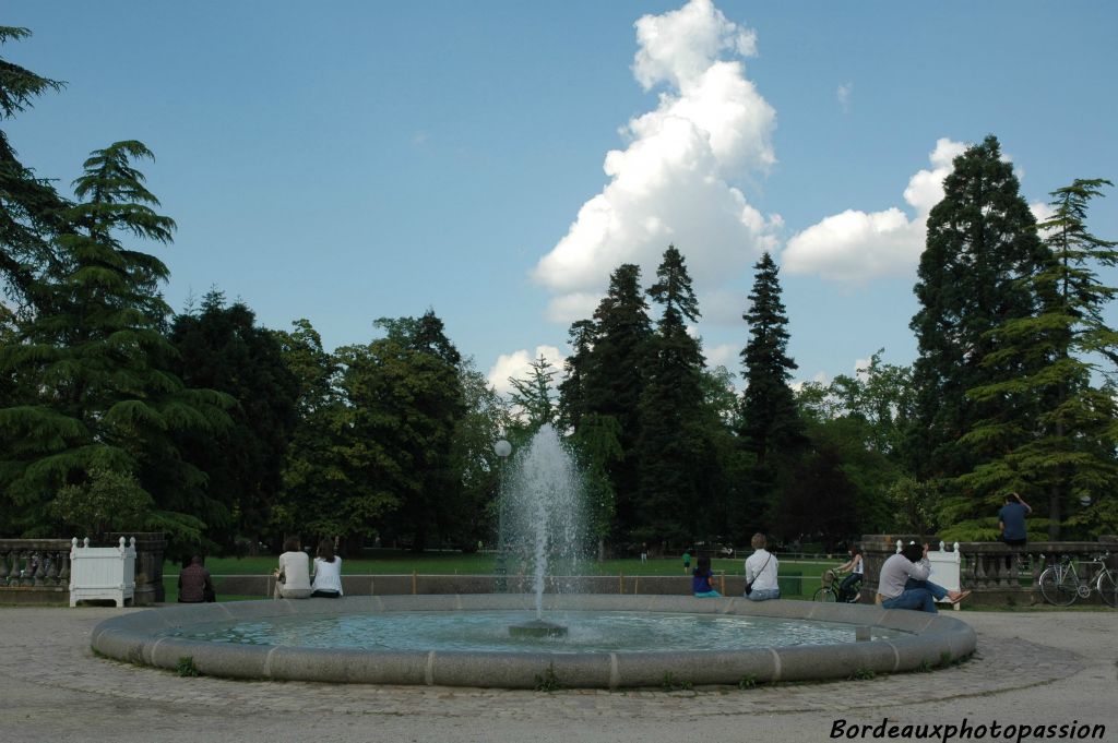 La terrasse est refaite  au 19e siècle. On y ajoute un bassin avec des jets d'eau.