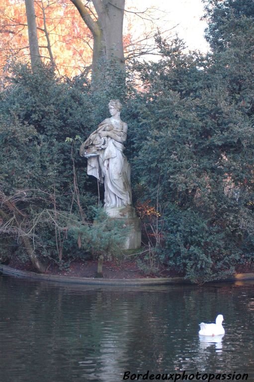 Calliope, muse de l'éloquence et de la poésie n'est dérangée que par les oiseaux.