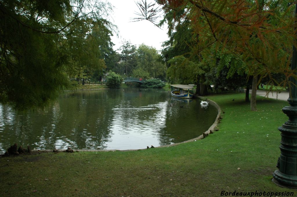 L'eau est bien présente et le bateau "Petit mousse" est là depuis 1884.