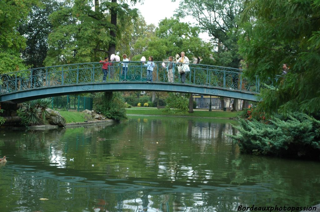 Aux ponts rustiques a été rajouté un pont métallique permettant d'accéder à la grande île.