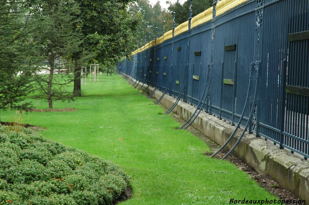 Les grilles magnifiques protègent le jardin qui n'a rien d'une prison. On peut s'y évader souvent, en admirant les différentes expositions photos accrochées à ces grilles tout au long de l'année.