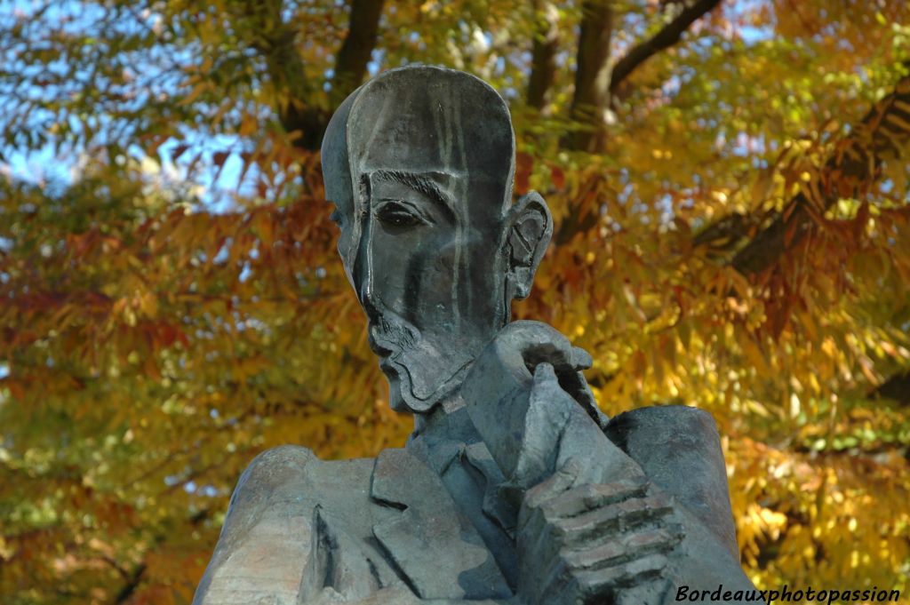 ...du moins son buste érigé par le sculpteur Ossip Zadkine.