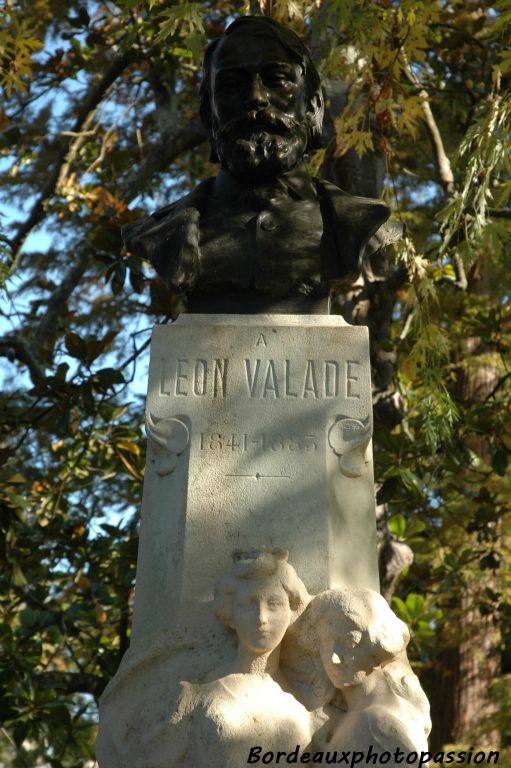 Hommage à un poète et auteur de comédies né à Bordeaux.