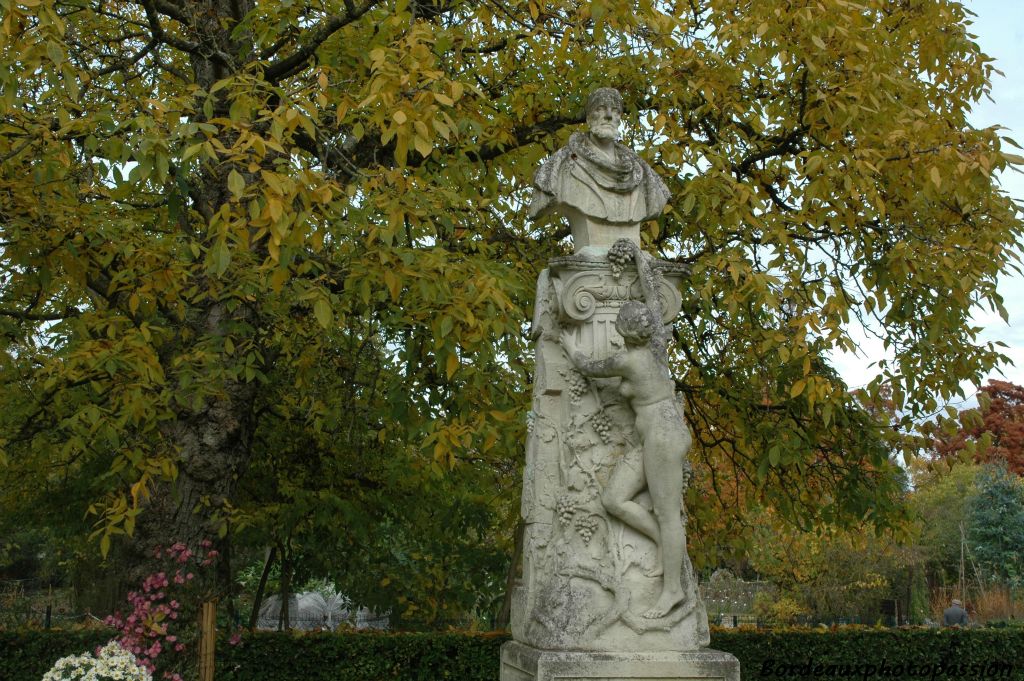 Pierre-Marie Alexis Millardet, inventeur de la "bouillie bordelaise" a bien droit à une statue près du jardin botanique.