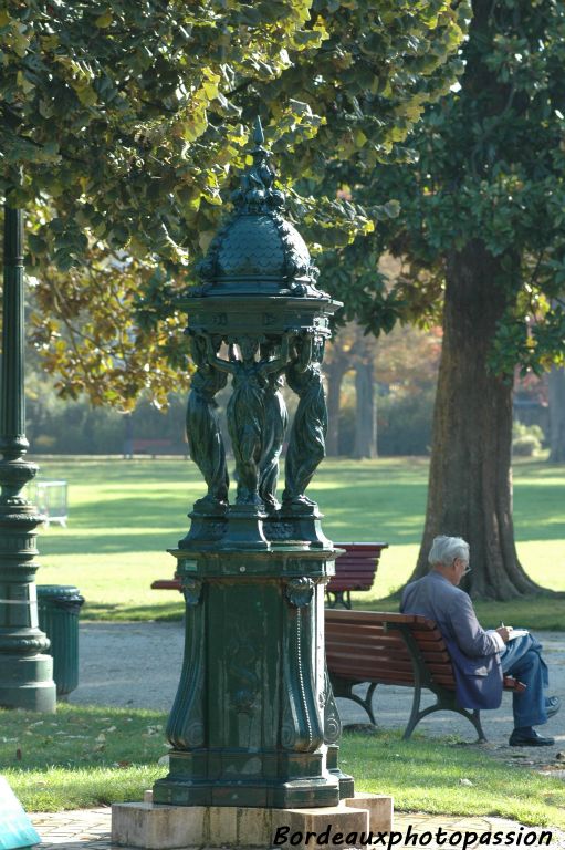 Une fontaine Wallace permet au proneneur d'étancher sa soif...