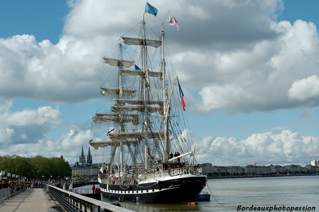 L'arrivée d'un voilier est toujours un évènement dans le port de la lune. Le Belem est connu des Bordelais mais déjà la foule est présente.