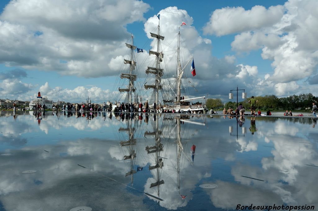 Le ciel et le miroir d'eau, face à la place de la Bourse, offrent un accueil spectaculaire.