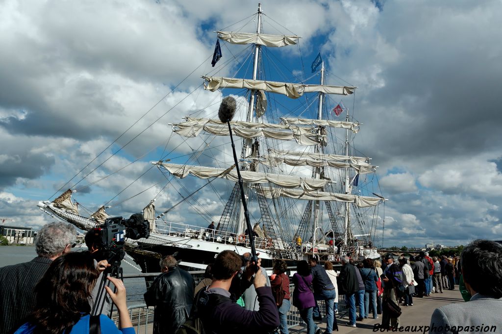 Le Belem est accueilli comme une star.