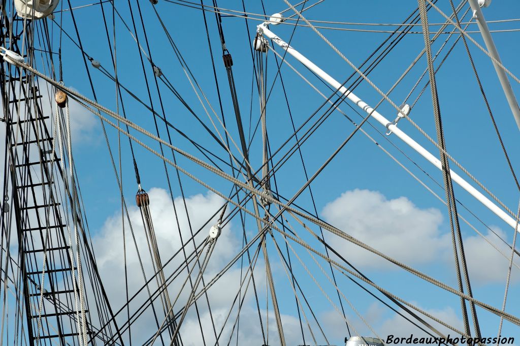 250 poulies, 22 voiles et de quoi se faire des nœuds...