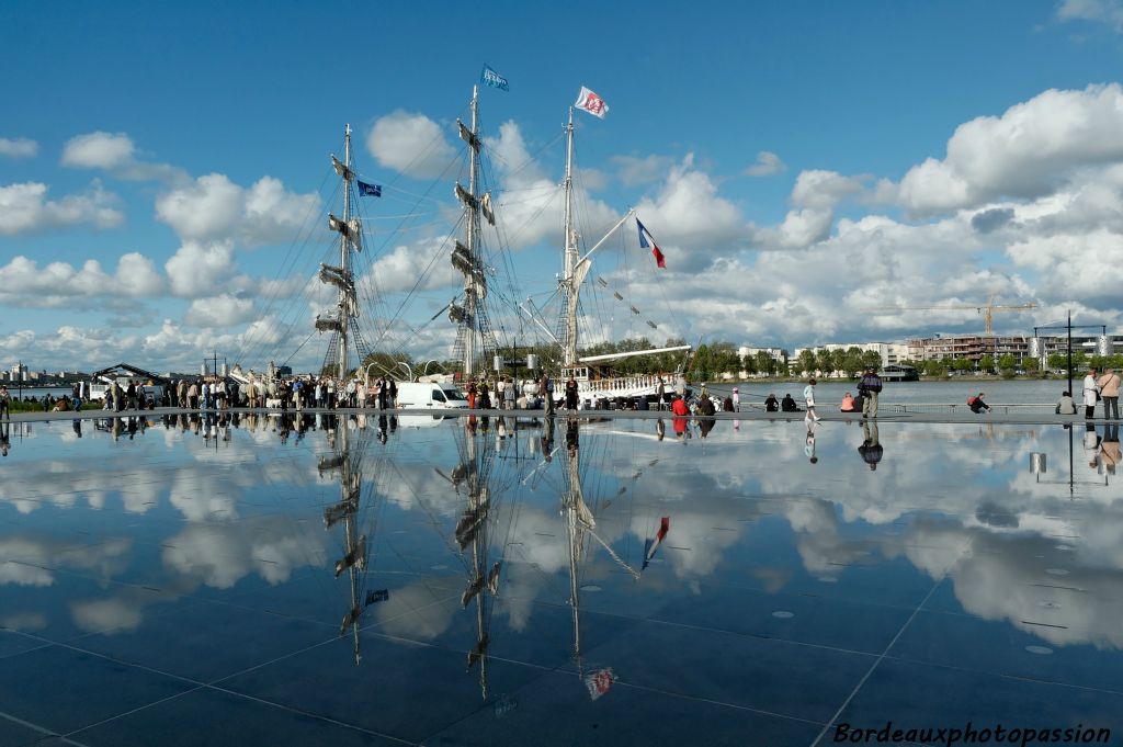 La hauteur du grand mât est de 34 m. Comme tous les bateaux, le Belem est arrivé à marée haute... certainement pour se voir plus facilement dans le miroir d'eau.