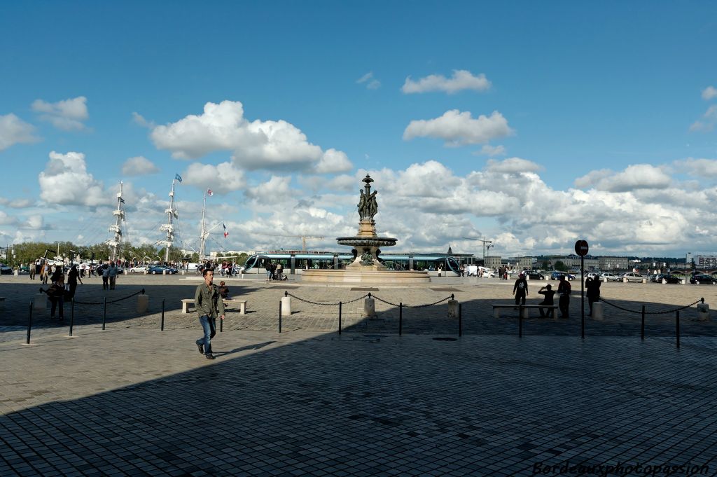 La place Royale achevée en 1775 a vu beaucoup de voiliers certainement plus importants que le Belem.