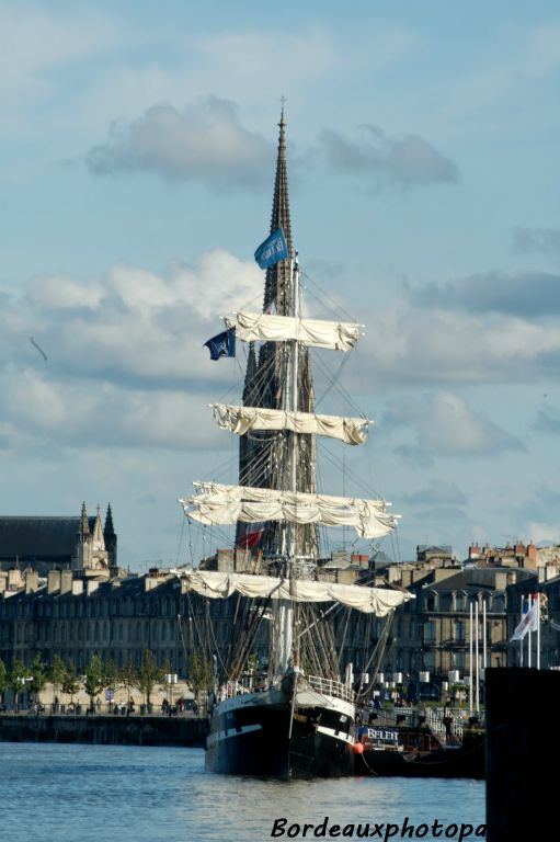 Non le mât du Belem n'atteindra jamais la croix plantée en haut de la flèche Saint-Michel.