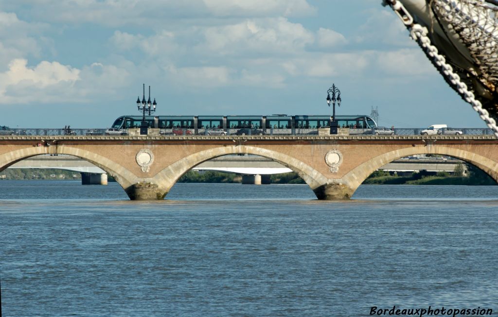 Une petite nouveauté pour le Belem, c'est le nouveau pont ferroviaire inaugué la semaine précédente. On distingue son tablier blanc sous les arches du pont de pierre.