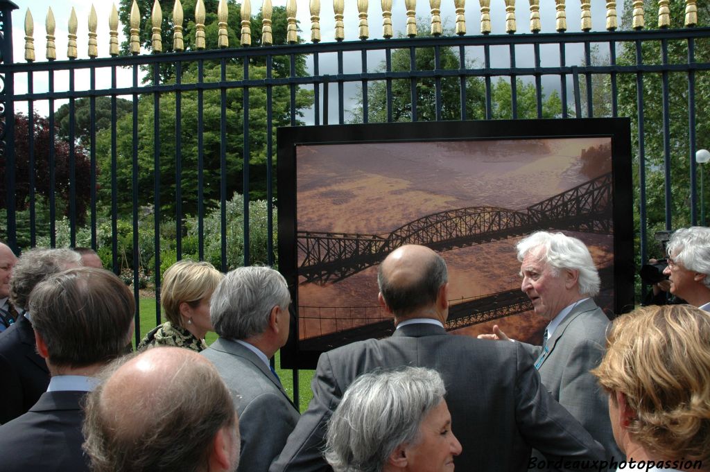 Curiosité le plus long pont au monde de type cantilever (549m). Même si on est (ou on a été) premier ministre, on apprécie le chef-d'œuvre.