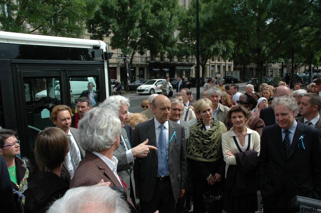 Jean Charest, premier ministre du Québec (à droite) à côté de Michèle Delaunay députée. Alain Juppé maire de Bordeaux est devant Jean-Pierre Raffarin, président du comité français du 400e anniversaire.
