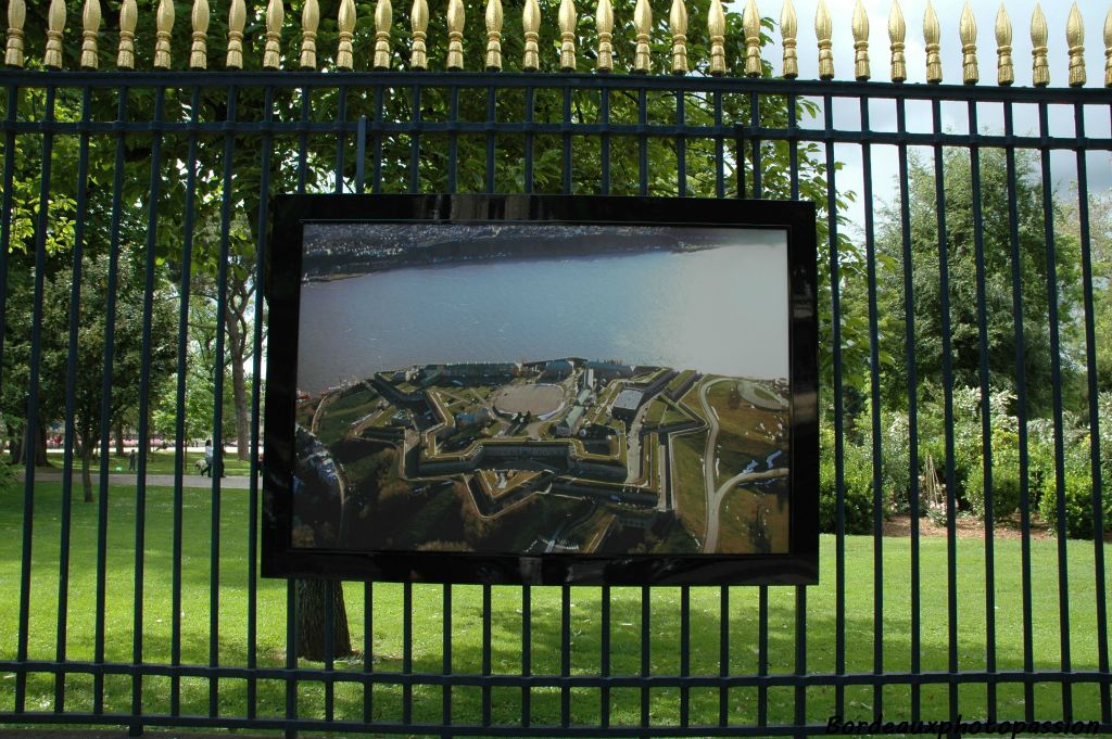 Une citadelle à la Vauban mais construite au XIXe siècle.