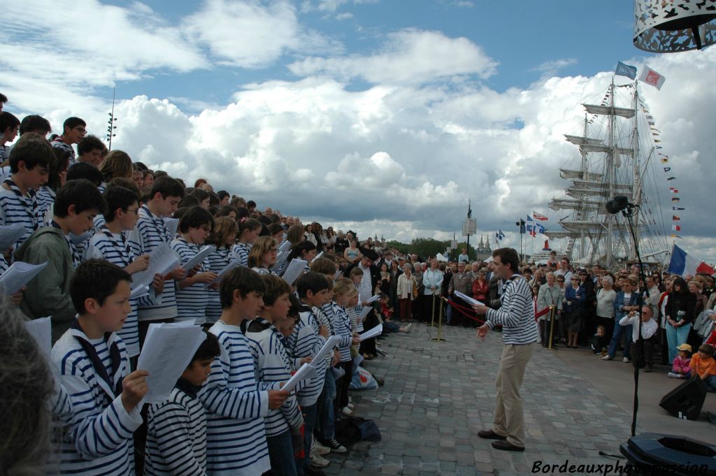 Sur les marches du miroir d'eau, 400 choristes issus de quatre chorales ont interprété des chants en l'honneur de nos hôtes québécois.