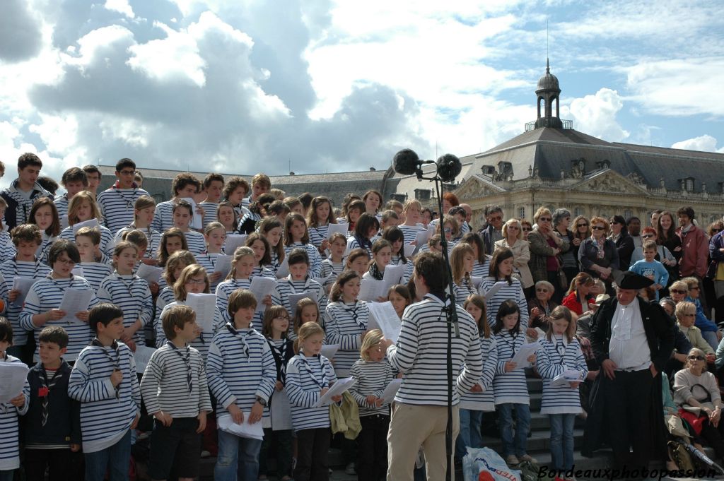 Les scouts-marins pas du tout intimité par la foule.