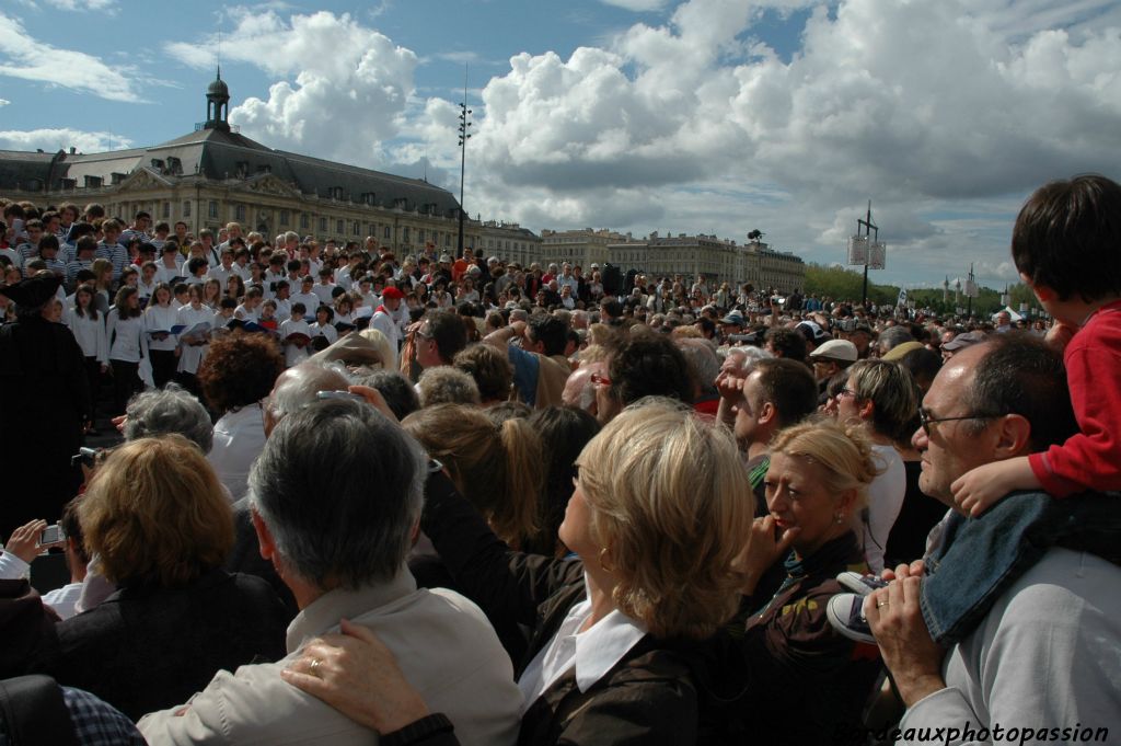 Une foule imposante devant un décor somptueux pour entendre chanter un vrai chœur... c'est que du bonheur !