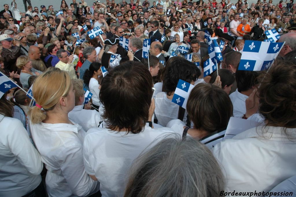 C'est avec beaucoup de difficultés que le premier ministre du Québec et le maire de Bordeaux ont  fendu la foule pour venir écouter la chorale.