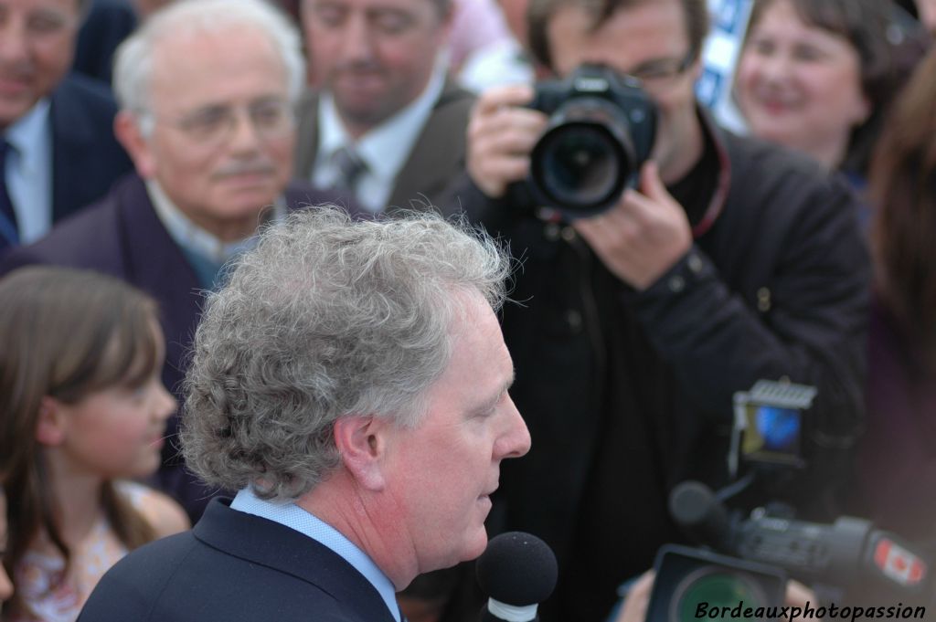 Jean Charest apprécie les chants du chœur girondin.