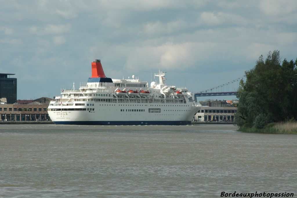 Le spectacle venait à peine de s'achever qu'un bruit de sirène annonçait l'appareillage du Nippon Maru. Pour le Belem il fera de même le lendemain.