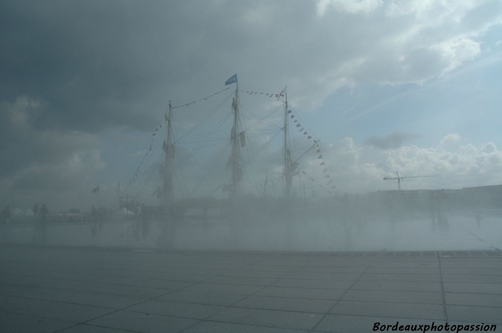 Dimanche matin. Non ce ne sont pas des brumes matinales mais tout simplement la brumisation artificielle du miroir d'eau.