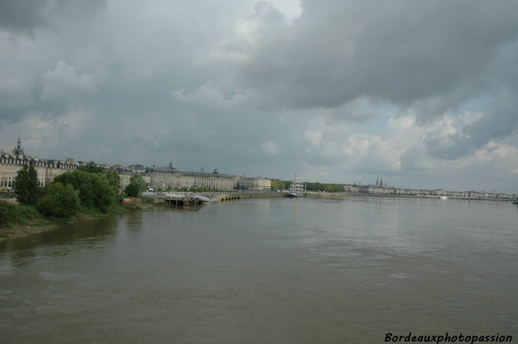 Depuis le pont de pierre, le Belem semble bien seul.