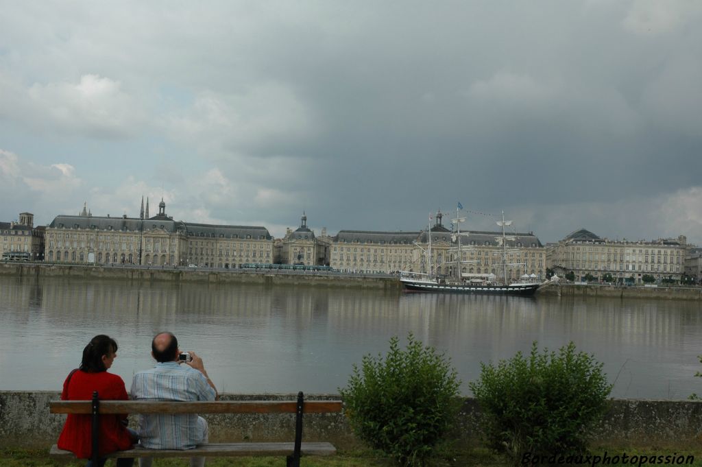 C'est bien depuis la rive droite que l'on remarque le mieux où s'est amarré le Belem.