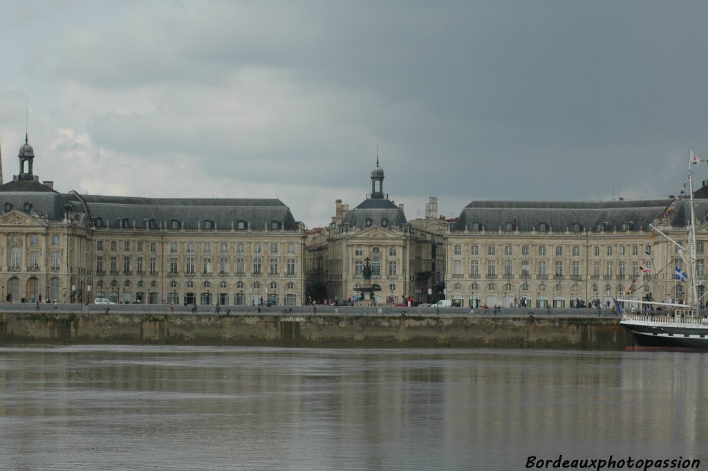 Les quais devant la place de la Bourse. Un point commun avec la ville de Québec c'est l'influence des marées dans le port. Le Belem paraît moins haut selon l'heure de la journée.