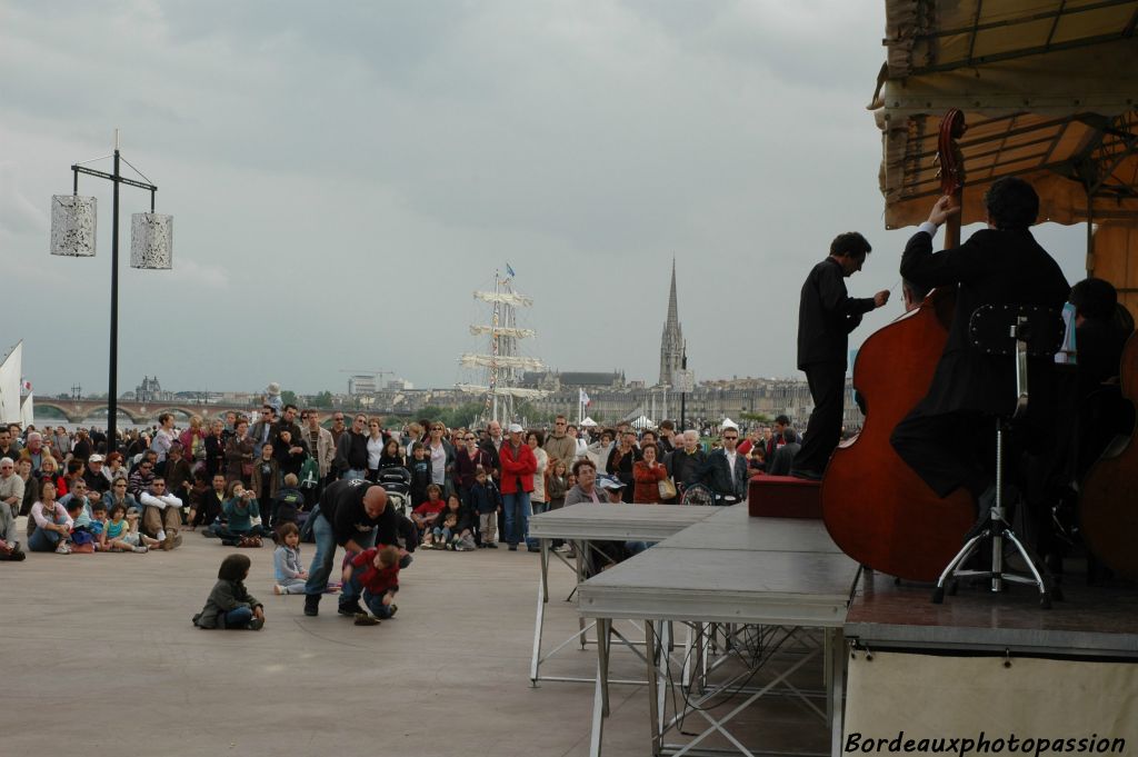 Peu de temps avant son départ, le Belem a même droit aux honneurs d'un concert par l'Harmonie municipale.