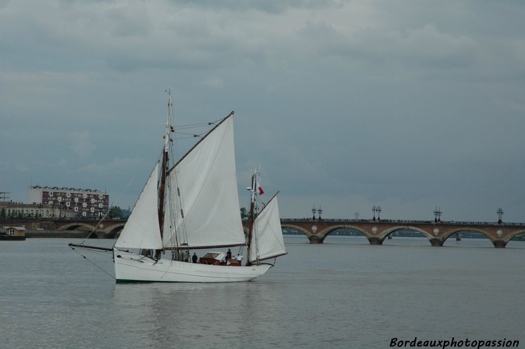 Le Mutin est là, prêt à accompagner le bateau vedette des festivités. C'est un "cotre à tapecul", un des navires à voile d'entraînement de la Marine nationale française.