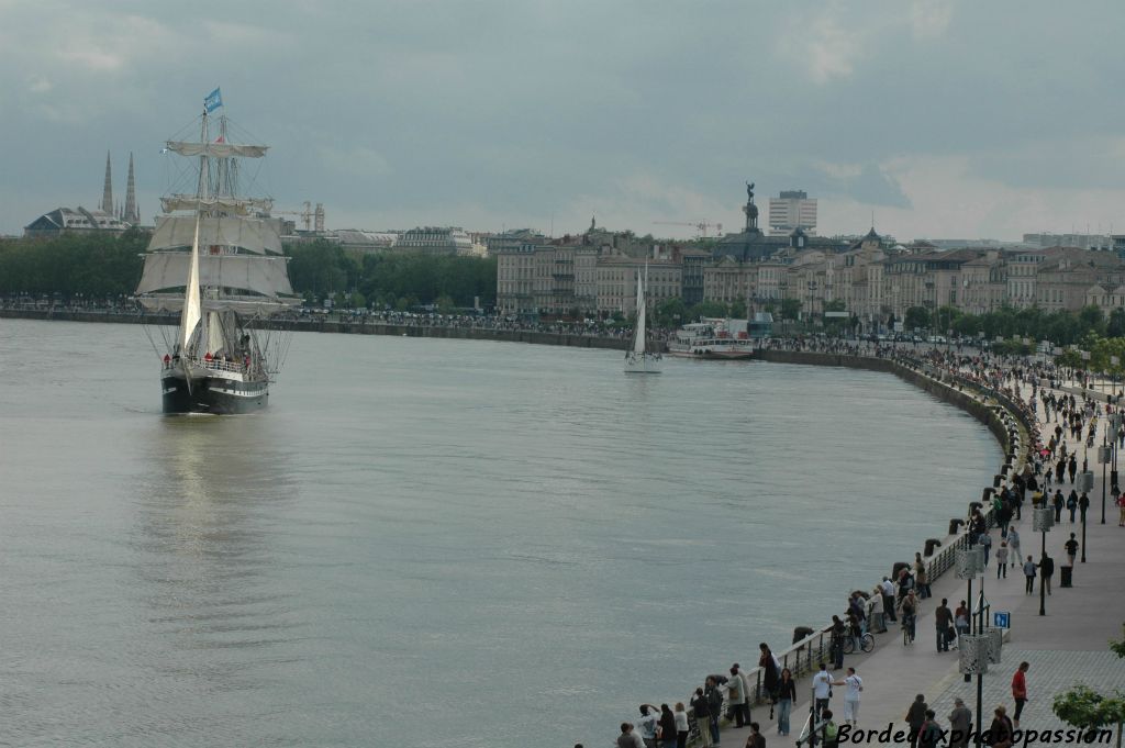 La foule est bien présente tout le long des quais. Les Bordelais ne sont pas tristes car ils savent que le Belem reviendra un jour dans le port de la Lune.