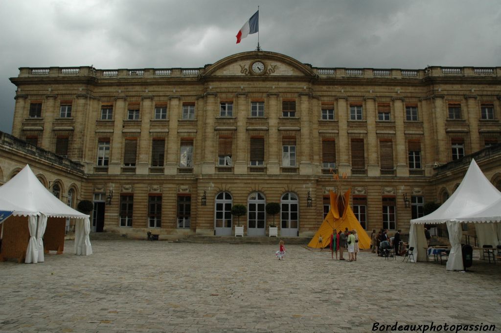 Samedi 31 mai, dans la cour de l'hôtel de ville, sous un ciel d'orage des tentes ont été dressées.