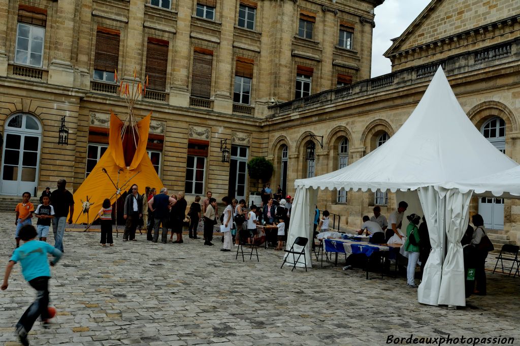 Dans le cadre du 400e anniversaire de la fondation de la ville de Québec, les petits Bordelais étaient invités à découvrir certaines activités comme les jeux québécois ou  la cuisine à base de sirop d'érable.