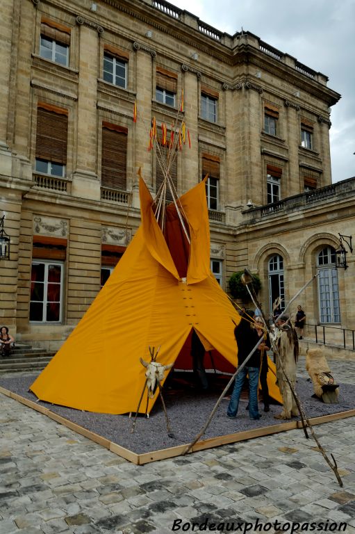 Un indien girondin avec un véritable tipi leur a raconté des histoires d'Indiens du Québec. Il vit à temps complet la vie des Amérindiens. Ce ne fut pas facile pour lui de dormir dans la cour du palais Rohan.