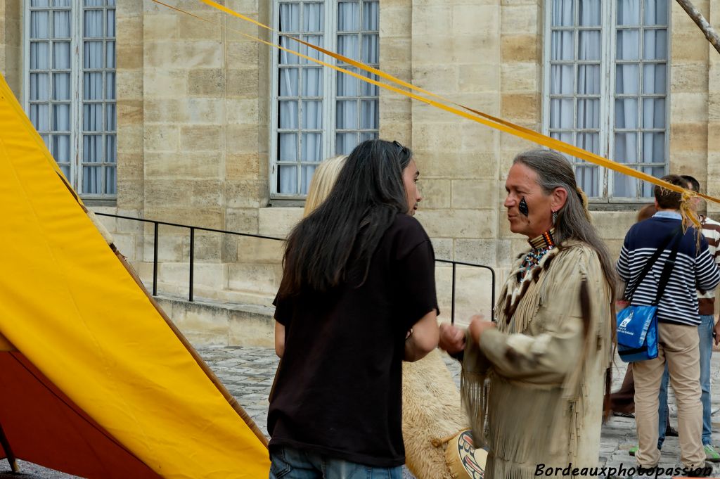 Quand Jim, vivant à Bordeaux,  véritable indien Sioux du Dakota (de dos) rencontre "l'indien loup",  qu'est-ce qu'ils peuvent bien se raconter ?