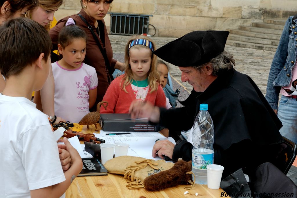 William Biard est vice-président de Bordeaux Gironde Québec. Il a eu un grand succès auprès des enfants en écrivant leur prénom en inuktitut, l'écriture des Inuits.