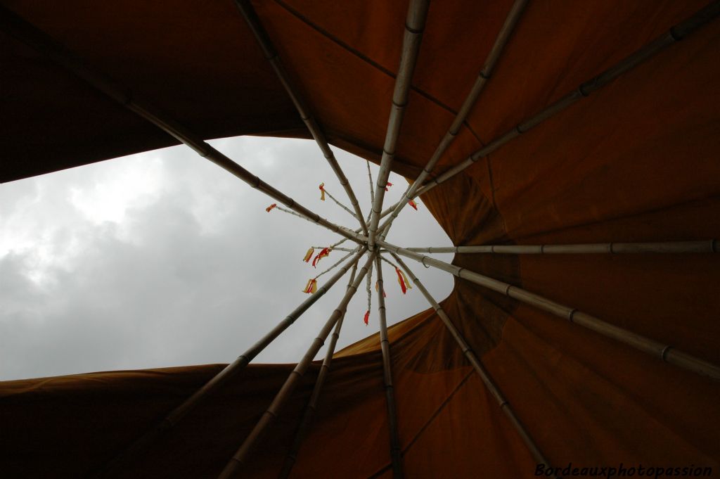 Un tipi est toujours à ciel ouvert mais que faire quand l'orage menace ? L'impossibilité de faire du feu en plein centre ville a rendu son lieu d'habitation peu plus humide.