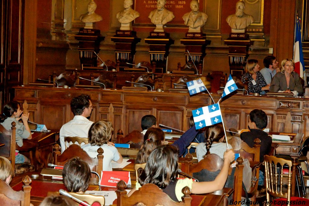 Après les questions et les réponses, ce fut le final où les petits  élus des 33 écoles bordelaises se sont défoulés drapeau en main.