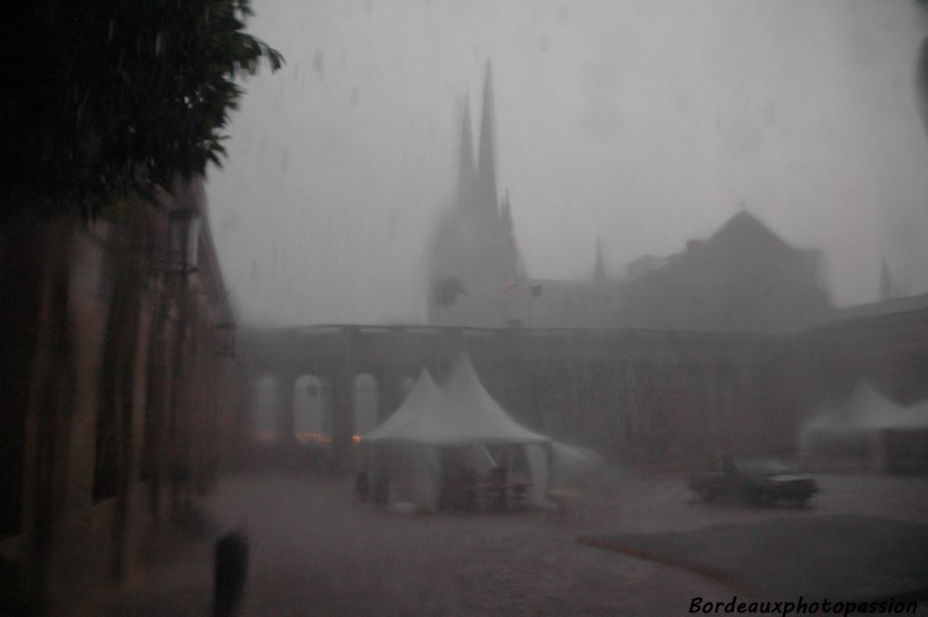 Au moment de sortir dans la cour de la mairie, le ciel s'est déchiré et  le tipi a été vite démonté. 