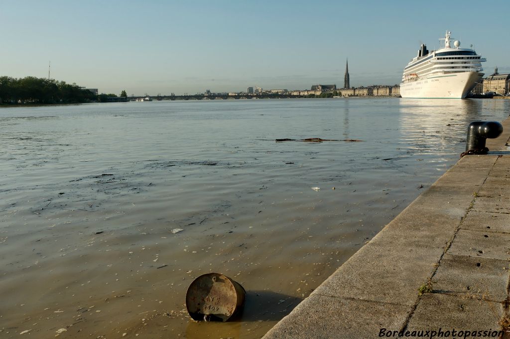 Le 4 juin 2008, le coefficient de marée est de 97 ce qui explique la hauteur de l'eau par rapport aux quais. Les déchets apportés par la marée montante n'ont pas gêné le Crystal Symphony pour arriver jusqu'à Bordeaux.