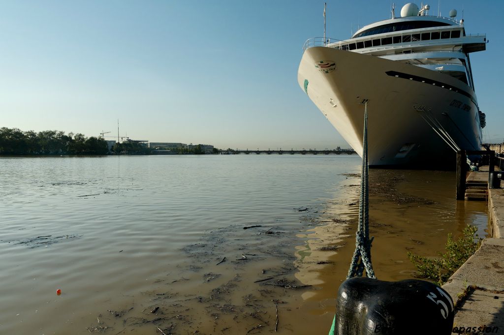 Si Bordeaux n'est pas un port maritime, il en subit toutefois l'influence des marées. Les navires se servent de ce phénomème naturel pour remonter plus facilement les 100 km qui séparent le port de la lune de l'océan Atlantique.