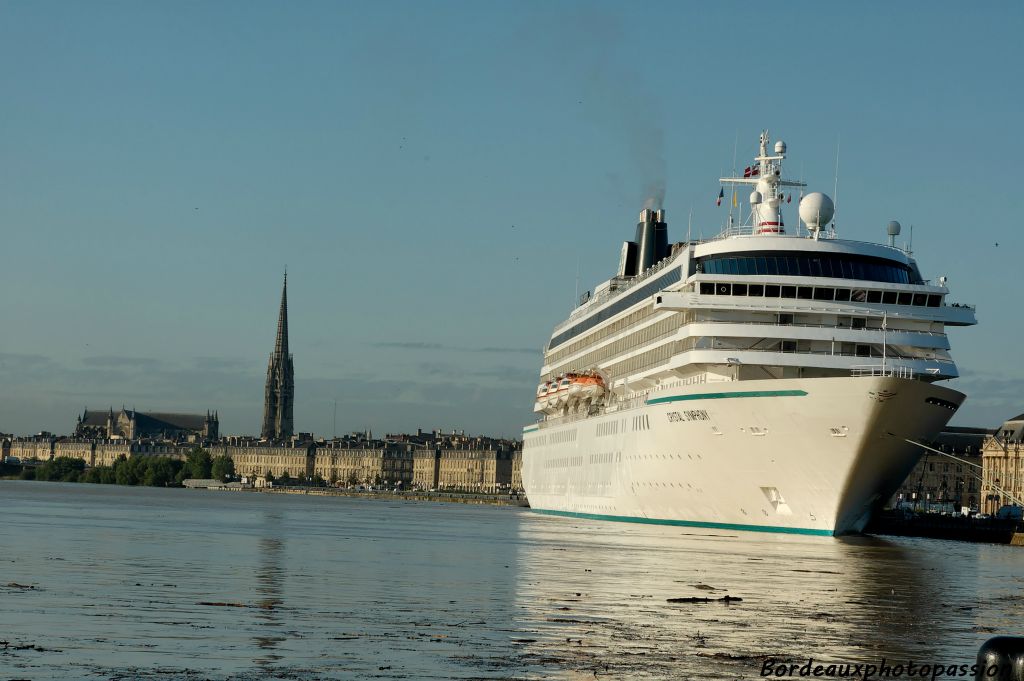 Le Crytal Symphony appartient à la compagnie américaine Crystal Cruises basée à Los Angeles. Il était déjà venu en mai en Bordeaux. C'est son 13e accostage sur les quais bordelais.