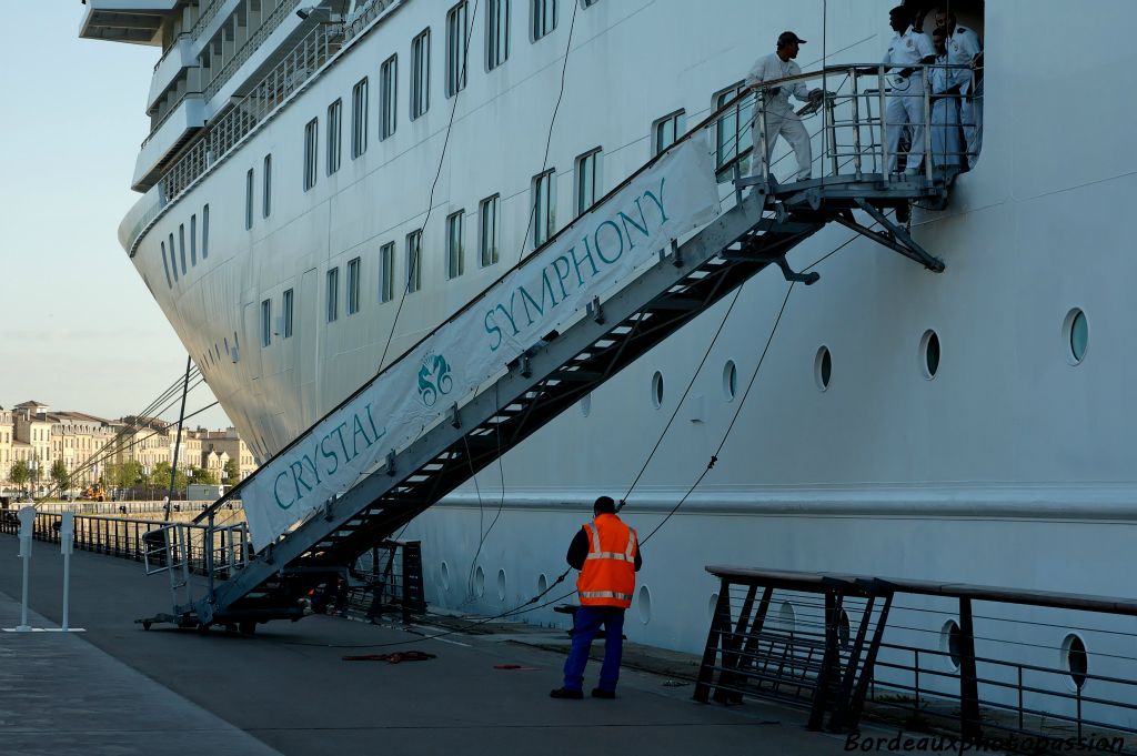 Les employés du Port Autonome de Bordeaux aide l'équipage a installer les passerelles nécessaires à la descente des passagers.
