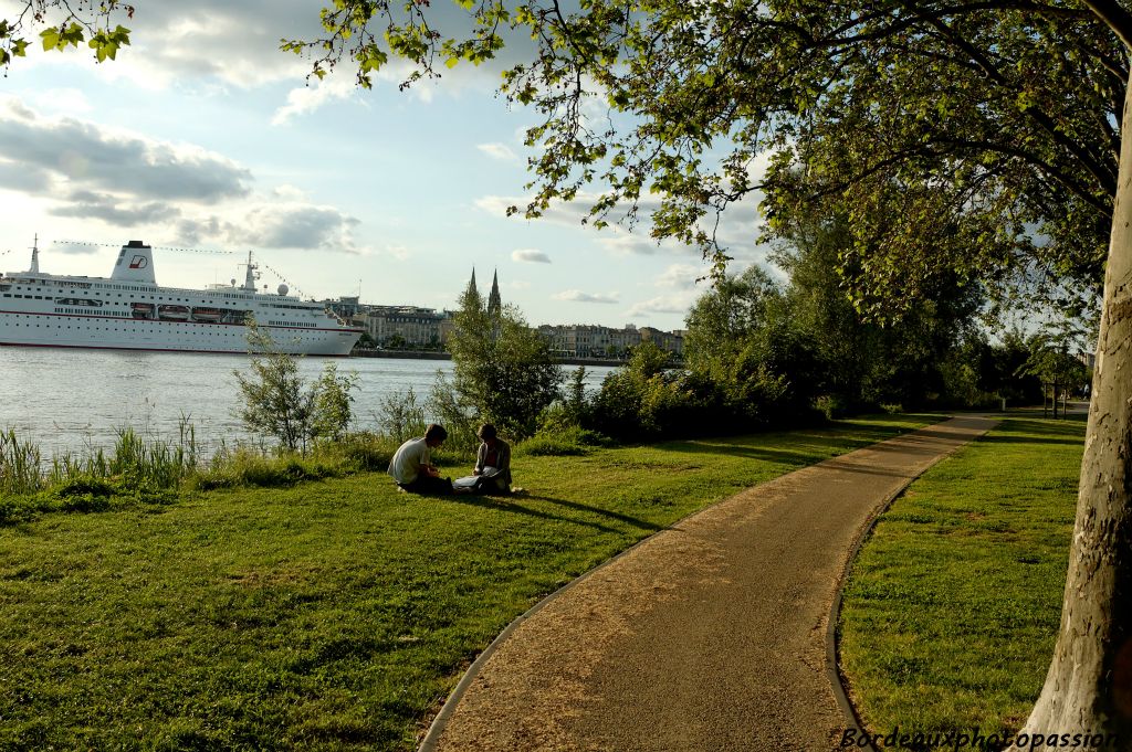 Le 22 mai 2008, c'est le Deutchland qui est à quai. Depuis la rive droite il paraît immense.