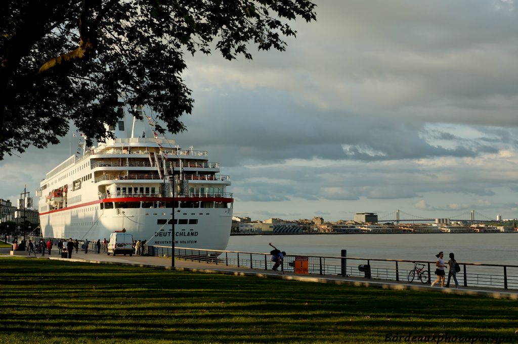 Il ne fait que 175 m de long, 23 m de large et transporte 650 passagers.