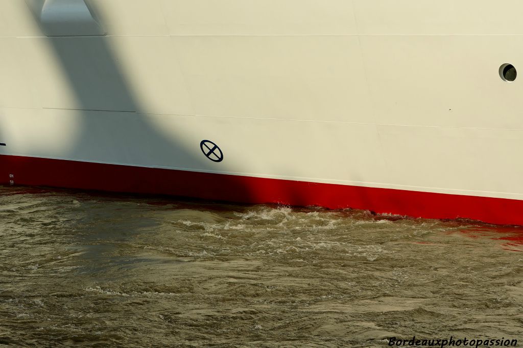 Il suffit d'activer un de ses 4 moteurs pour voir le monstre rouge et blanc s'écarter des quais.